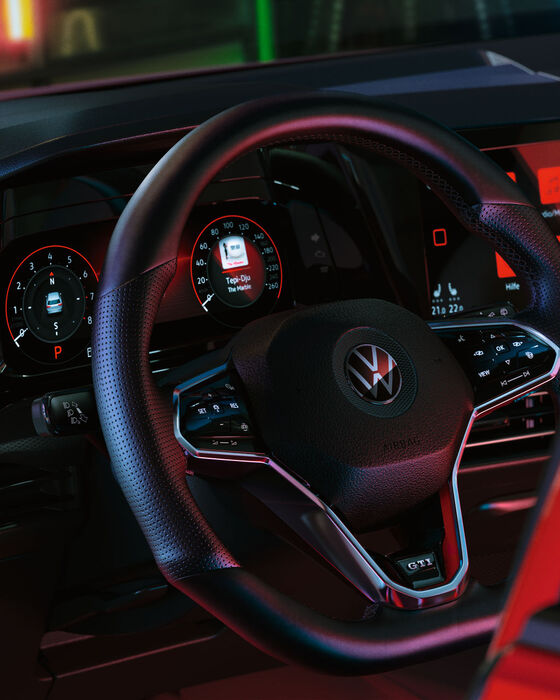 Interior do VW Golf GTI, vista detalhada do volante multifunções com Cockpit Innovison em segundo plano
