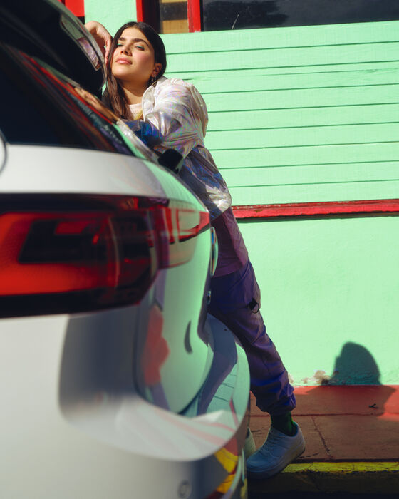 Uma rapariga encostada À traseira do VW Golf GTE