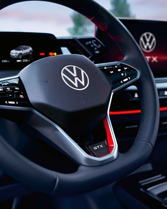 VW ID.4 GTXvista inetrior do volante multifunções e sistema de infotainment