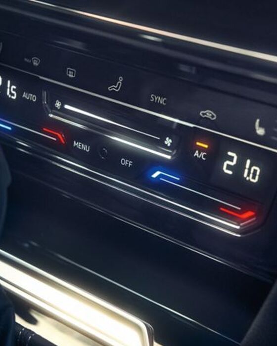 Detalhe do ar condicionado touch/tátil Climatronic do VW Arteon Shooting Brake 
