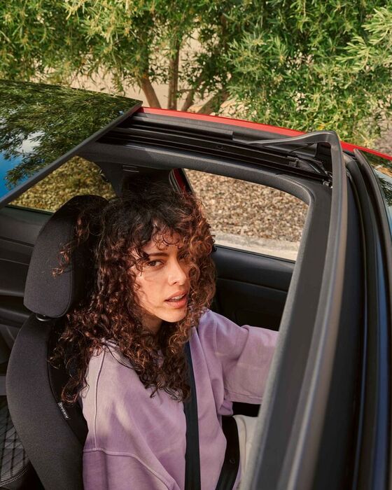 VW Taigo: Vista de uma mulher no banco do condutor através do teto de abrir panorâmico/basculante opcional