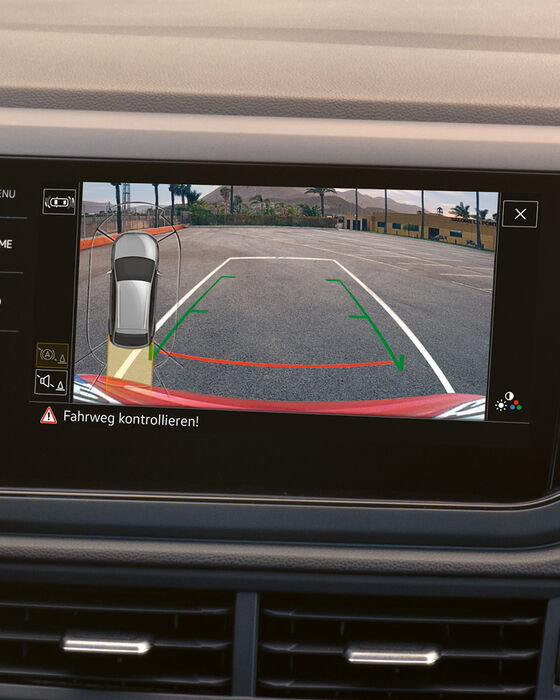 Interior do VW Taigo: Ecrã do sistema Infotainment mostra a câmara de visão traseira Rear View