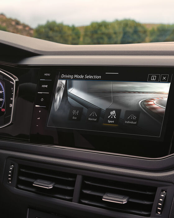 Interior do VW Taigo: Ecrã do sistema Infotainment mostra a seleção de perfis do condutor.