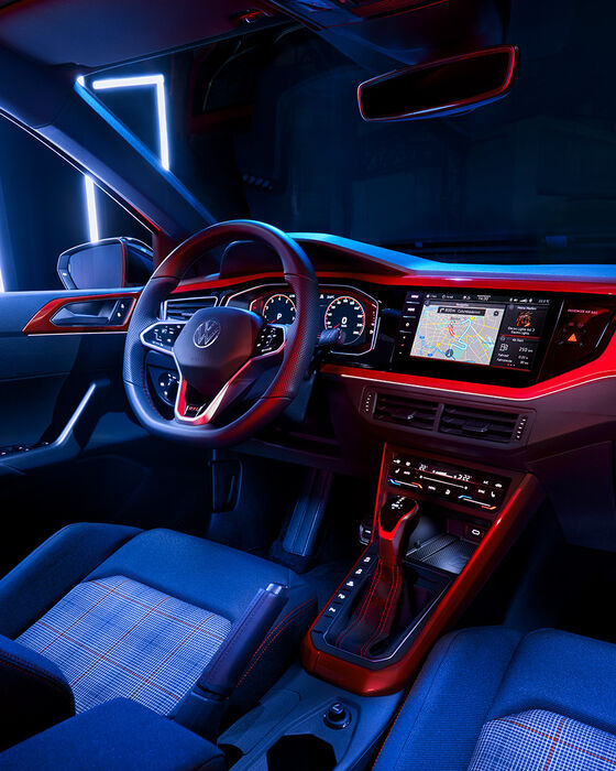 Vista do banco de trás para o cockpit do VW Polo GTI com o volante multifunções, o Digital Cockpit Pro e o sistema de ar condicionado opcional Climatronic.