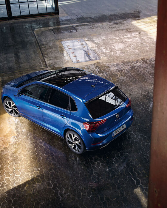 Vista de cima de um VW Polo azul com teto de abrir panorâmico opcional.