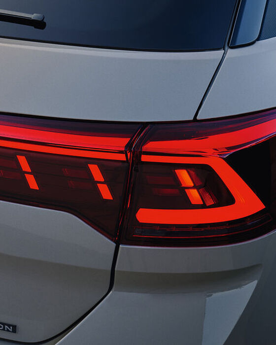 Detalhe das luzes traseiras de um VW T-Roc branco