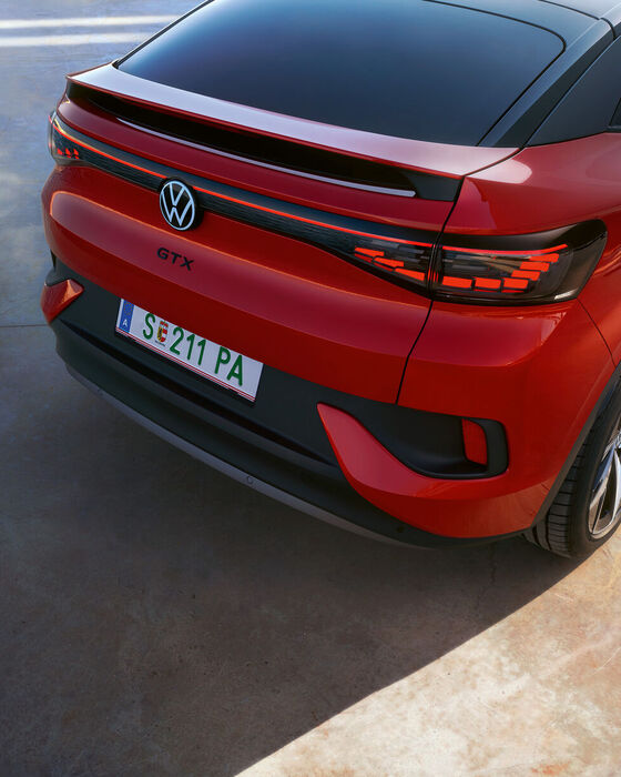 VW ID.5 GTX vermelho num porto. Vista da traseira e luzes traseiras LED 3D.