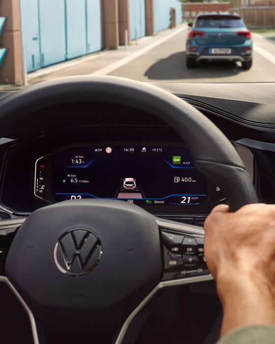 Vista do volante multifunções e do Digital Cockpit do VW T-Roc Cabrio