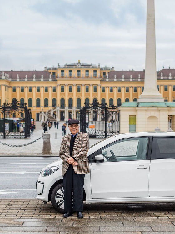 Gerhard Heinz e o seu e-up! estacionados em frente ao palácio Schönbrunn em Viena