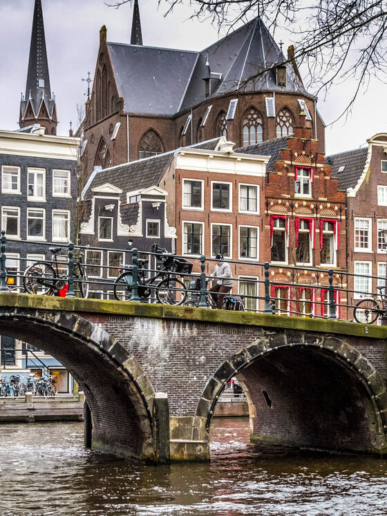 Vista de um canal em Amesterdão