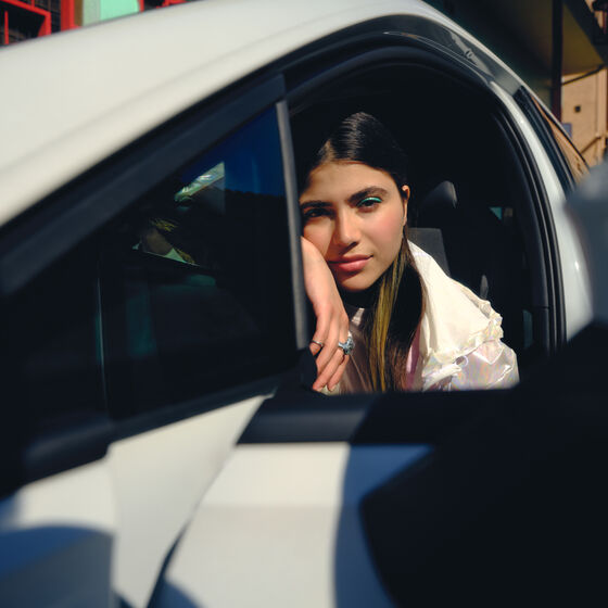 Uma rapariga está à janela do VW Golf GTE.