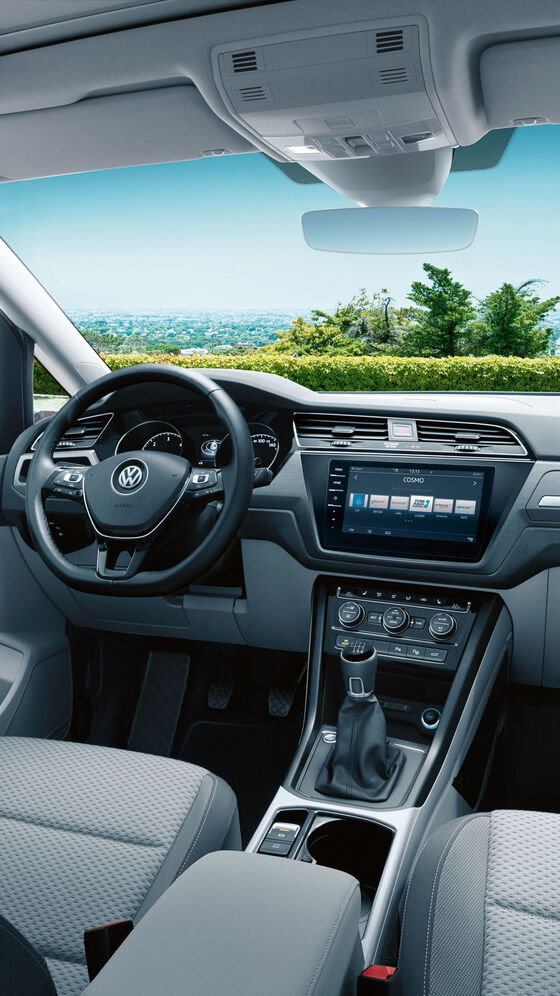 Monovolume familiar VW Touran Interior; vista do lugar do condutor, volante e cockpit
