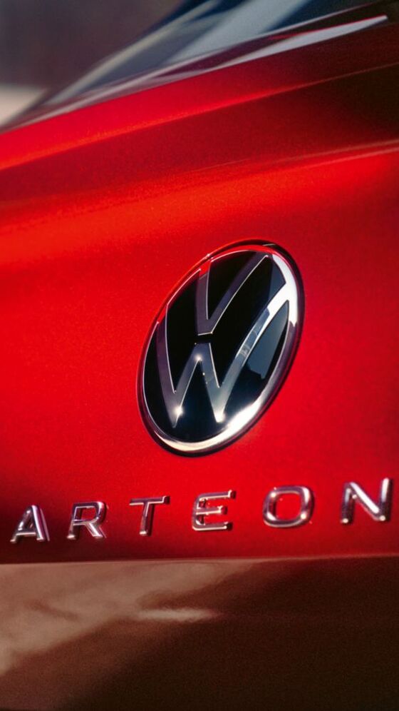Detalhe da traseiro e logo do VW Arteon Shooting Brake em vermelho