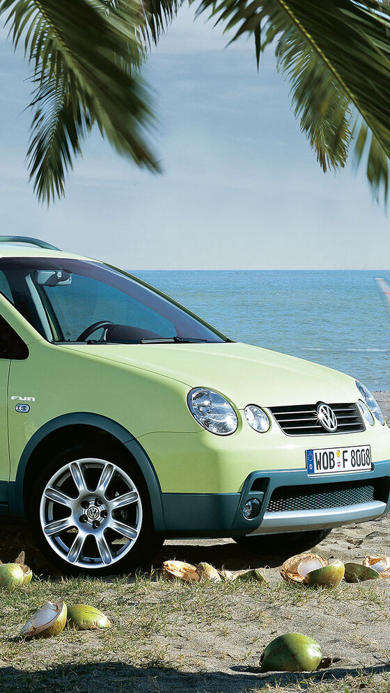 Volkswagen Polo 4 visto de lado debaixo de uma palmeira na praia