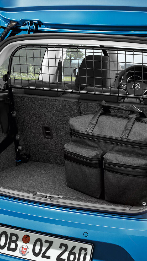 Uma vista detalhada de uma grelha de bagagem e um grande saco no porta-bagagens de um VW Polo 5 azul - Acessórios Volkswagen