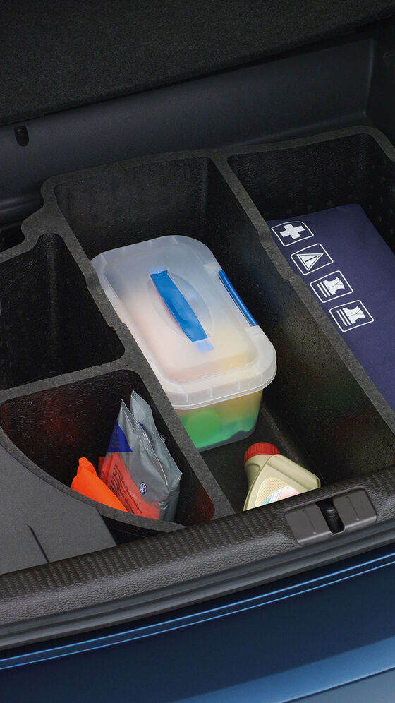 O porta-malas de um VW Passat B7 com uma solução de compartimento no interior da bagageira.