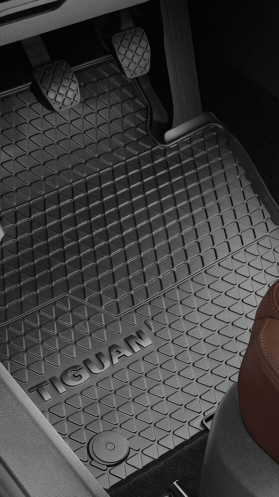 Espaço para pés de um Tiguan 1 com tapete de borracha Volkswagen