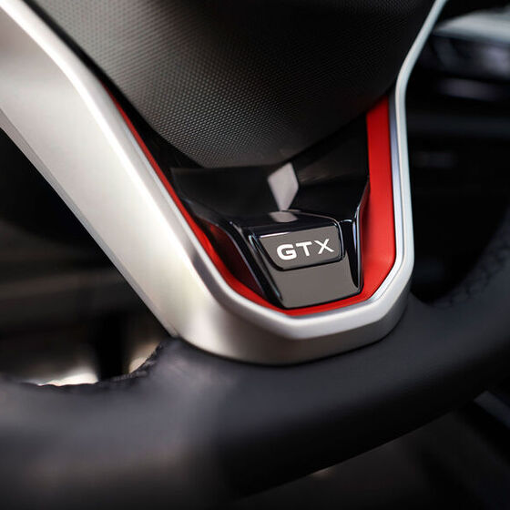 Assinatura GTX no volante de um VW ID.5 GTX vermelho.