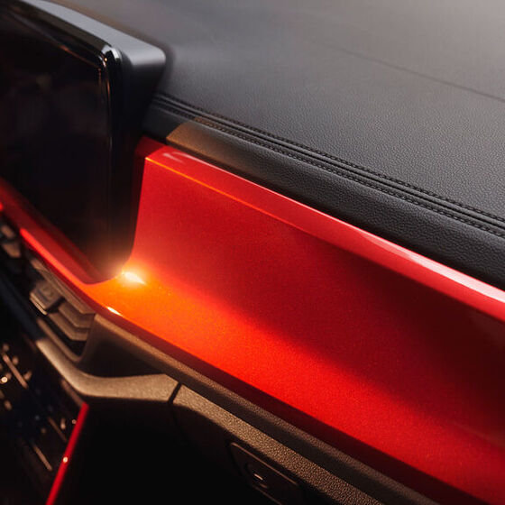 Detail der Ziernähte im Cockpit des VW T-Roc Cabriolets mit rotem Dekor