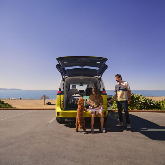 Volkswagen ID.Buzz estacionado em frente à praia 