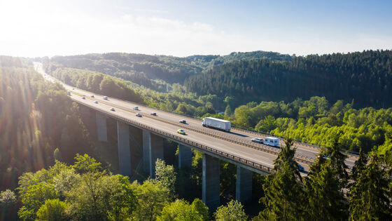 Autos und LKW fahren über eine Brücke
