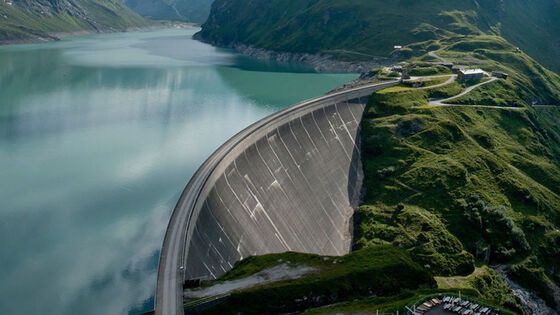 Ein Staudamm mit See aus dem Naturstrom gewonnen wird