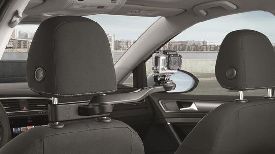 Eine Action-Kamera ist mithilfe einer VW Halterung an der Kopfsütze des Fahrersitzes montiert
