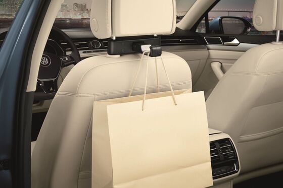 Ein VW Taschenhaken ist an der Kopfstütze des Fahrersitzes befestigt