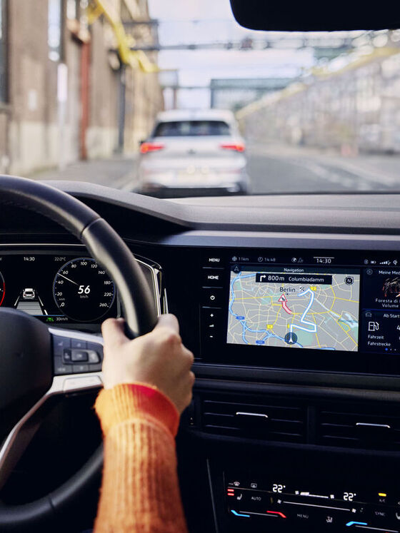 O Digital Cockpit Pro opcional no VW Polo pode exibir a navegação opcional We Connect Plus em tempo quase real. 