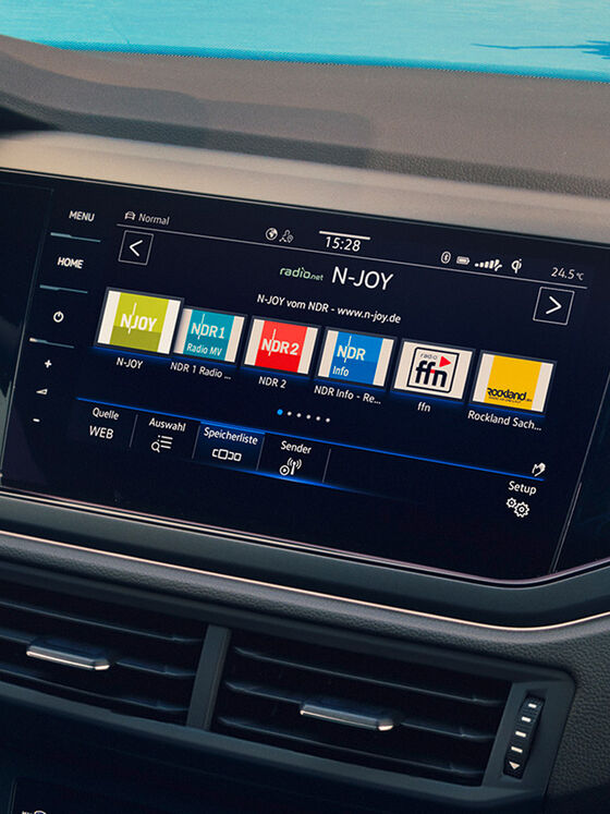 Vista de pormenor do ecrã com rádio web no interior do VW Polo. Visualiza-se uma seleção de emissoras de rádio.