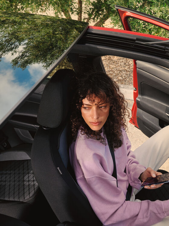 VW Taigo: Vista da mulher no banco do condutor através da abertura panorâmica/tejadilho deslizante opcional