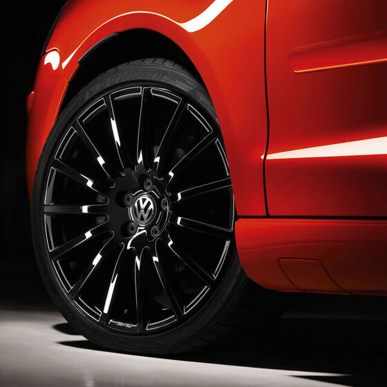 Uma visão detalhada da roda de um Volkswagen Polo GTI vermelho