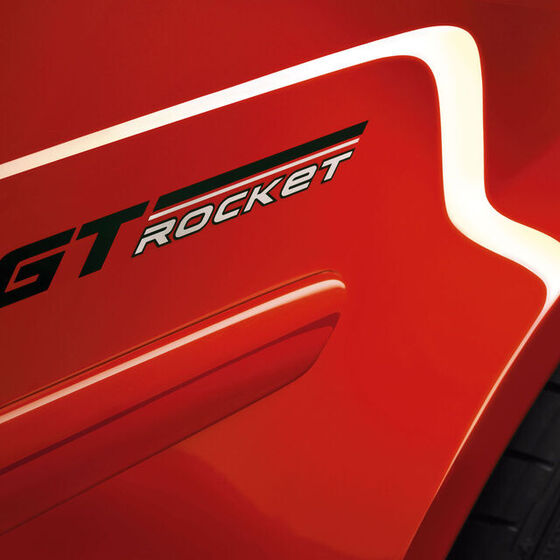 O logotipo "GT Rocket" de um Volkswagen Polo 4 vermelho