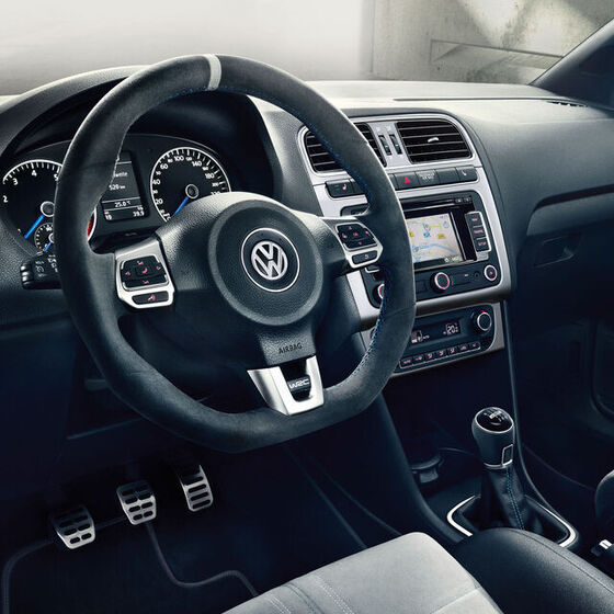 Uma vista detalhada de um cockpit VW Polo 5 - interior Volkswagen com sistemas de informação e de conectividade