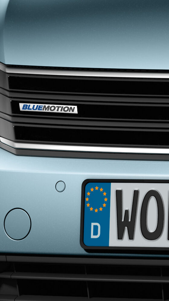 Vista detalhada da grelha do radiador com o emblema "BlueMotion" de um VW Passat B7.