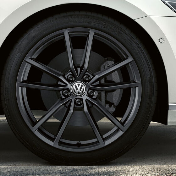 Um veículo VW branco com jantes de liga leve Genuine da Volkswagen