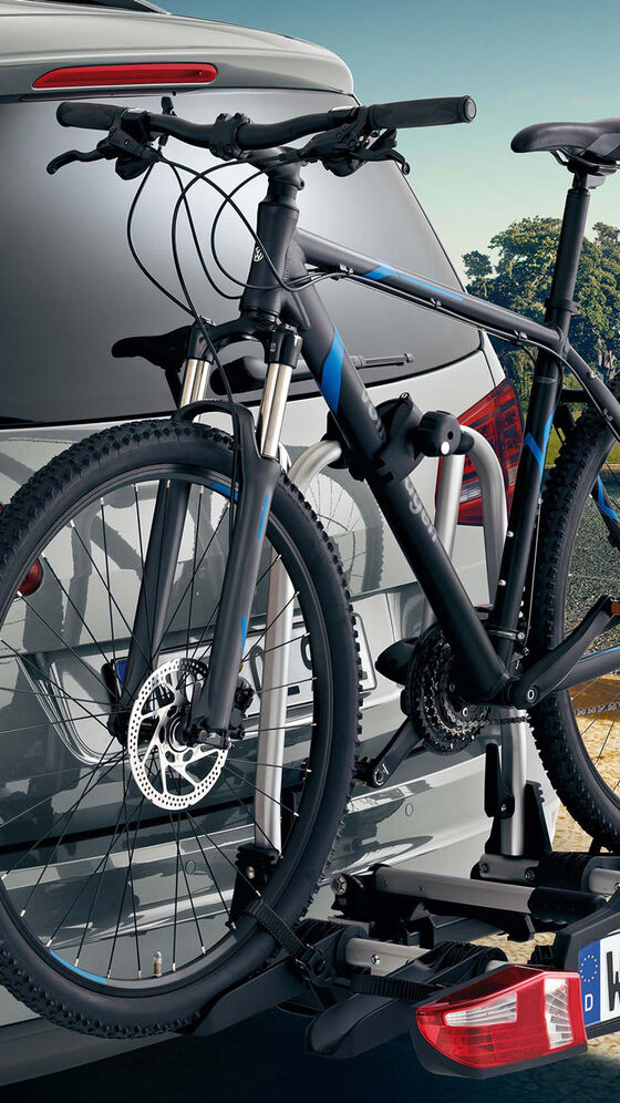 Um carro VW cinza com um porta-bicicletas da Volkswagen Acessórios - pronto para viajar