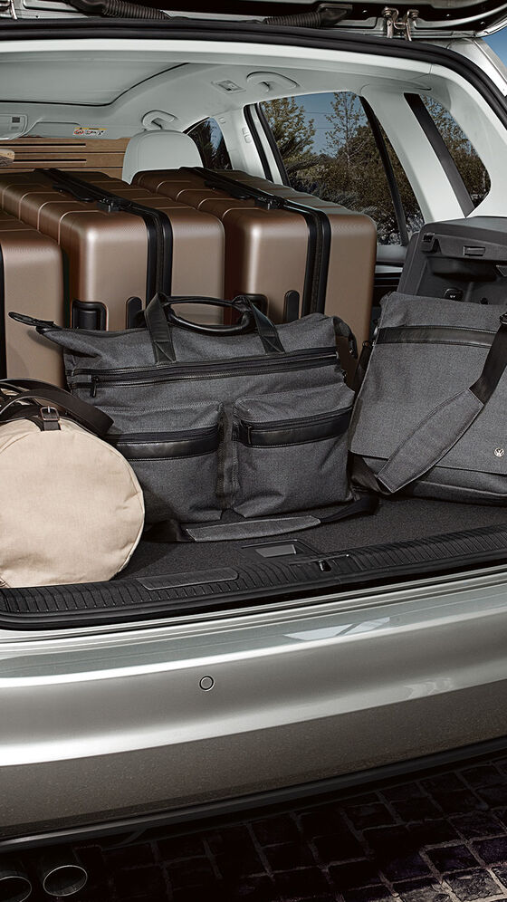 Um carro VW prateado com a bagageira aberta e arrumada com segurança.