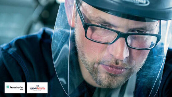 Um homem com uma proteção facial durante o teste do produto da bateria VW AGM