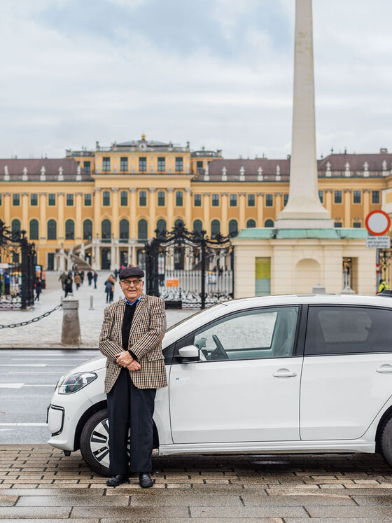 Heinz Gerhard  e o seu e-up! estacionado em frente ao Palácio Schönbrunn em Viena