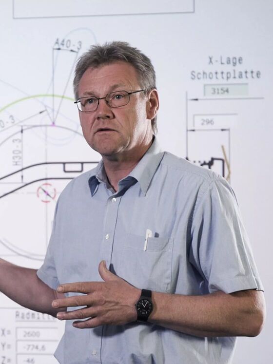 Bernd Dörrige a falar sobre a plataforma modular elétrica