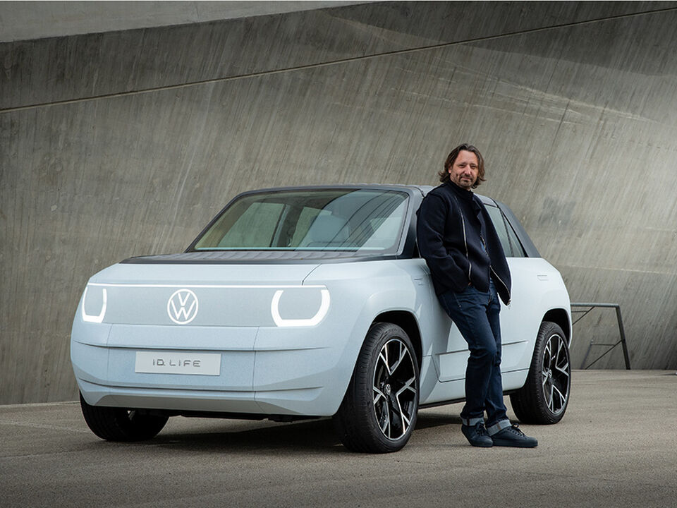 O Diretor de design da Volkswagen encostado ao novo concept car ID.life 