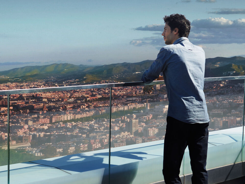 Um homem sobre um telhado desfruta da vista de uma cidade - WLTP test procedure