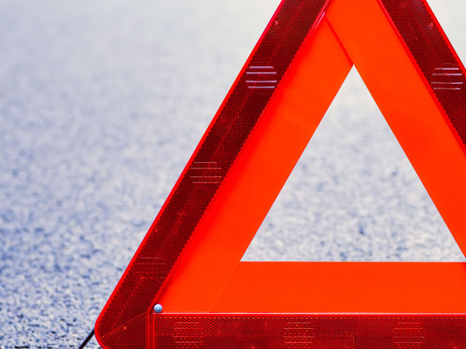 Um triângulo de aviso na estrada - Volkswagen Roadside Assistance para acidente de viação ou avaria